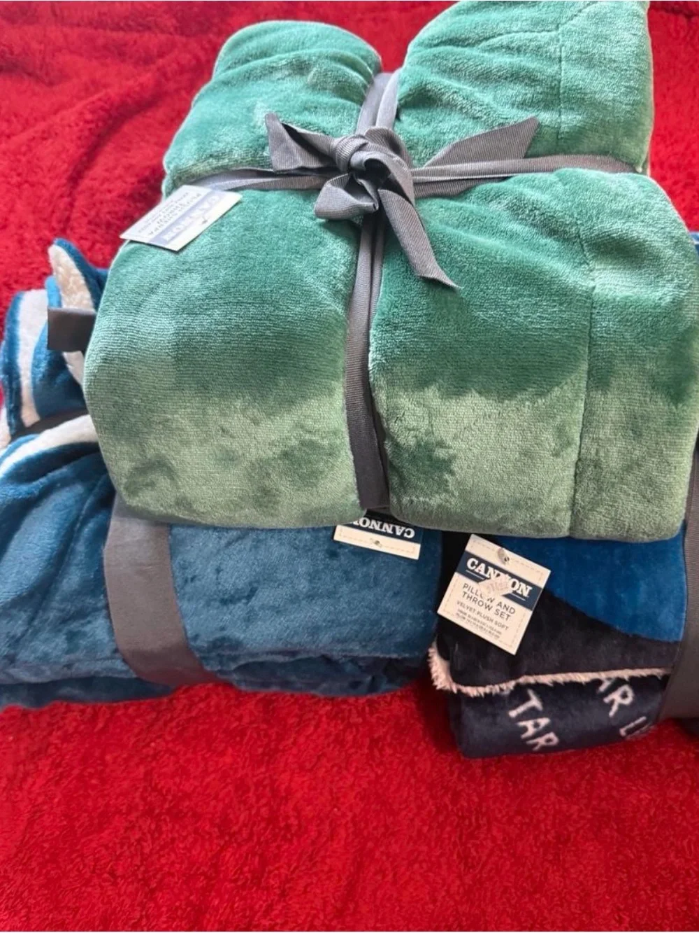 Plush Emerald Green Throw Blanket - Soft Home Comfort
